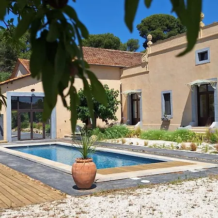 Chateau La Sabine Bed & Breakfast 3*